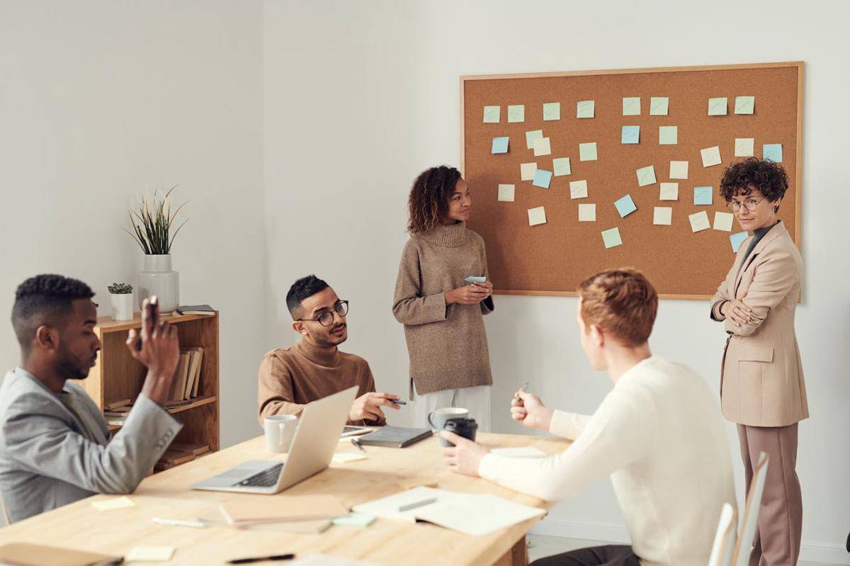 ilustrasi meeting di tempat kerja (pexels.com/fauxels)