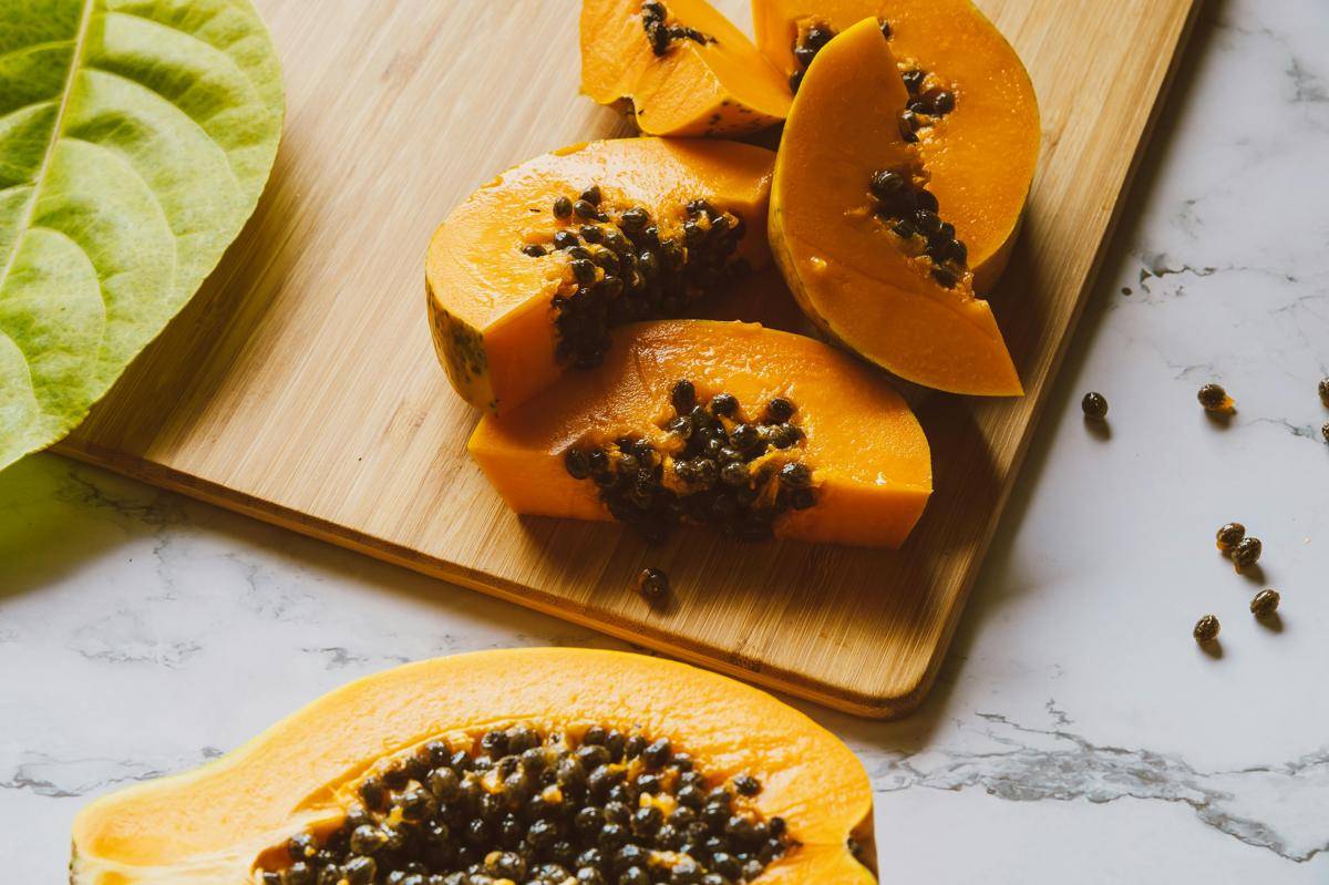 ilustrasi buah pepaya (pexels.com/Jess Loiterton)