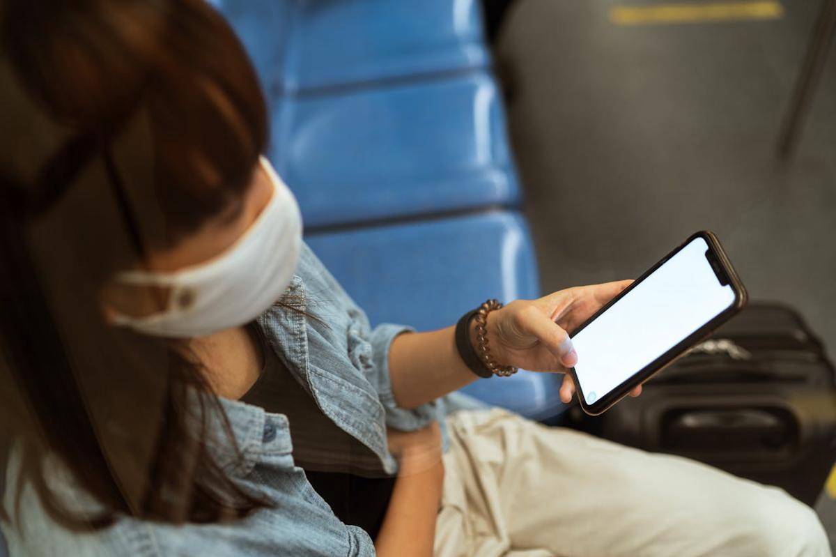ilustrasi menggunakan smartphone (pexels.com/Ketut Subiyanto)