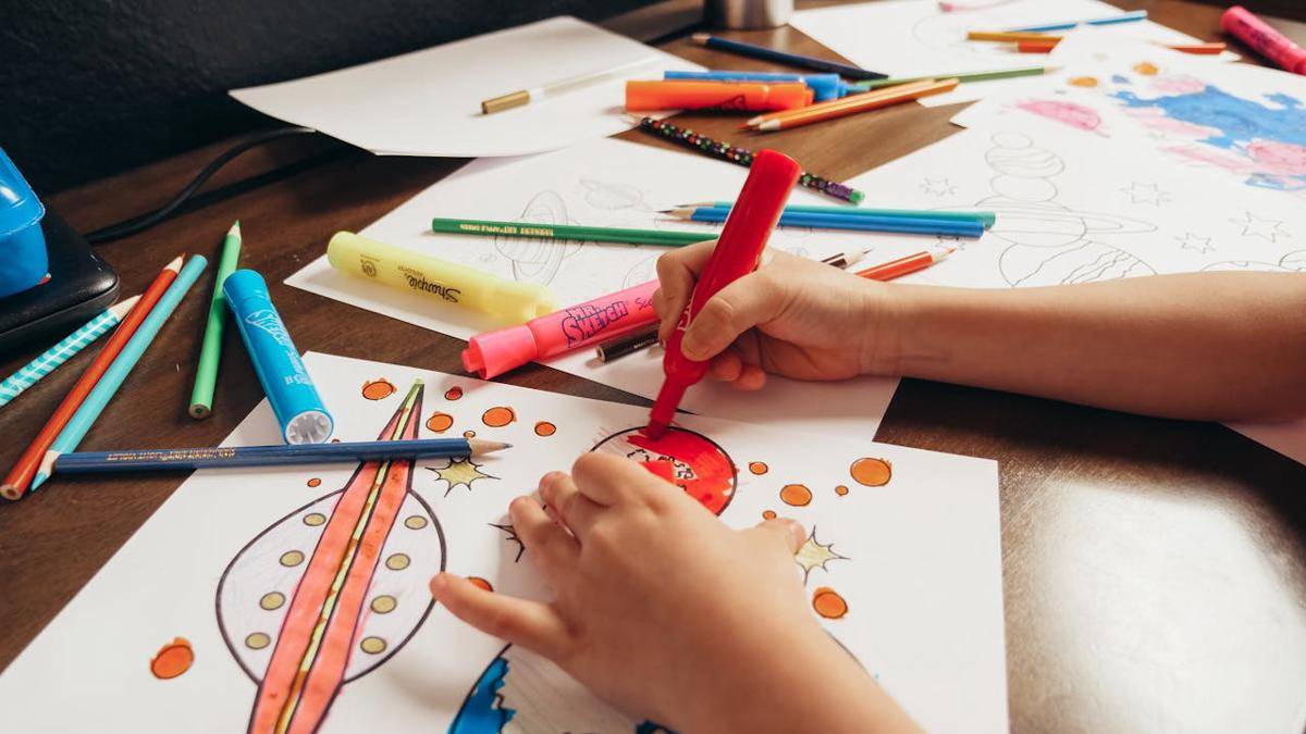 ilustrasi seorang anak menggambar di kertas (pexels.com/Kindel Media)