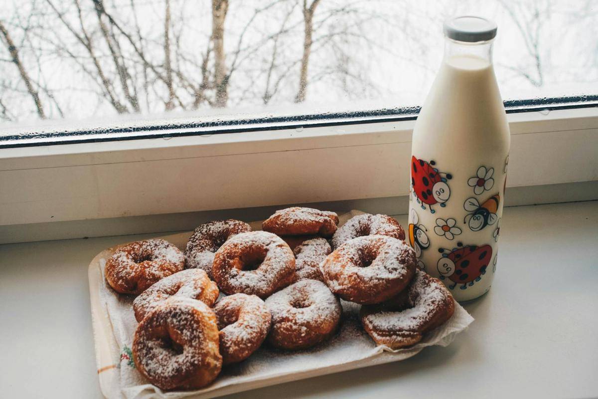 ilustrasi donat pisang wijen ala Tasyi Athasyia (pexels.com/Kristina Paukshtite)