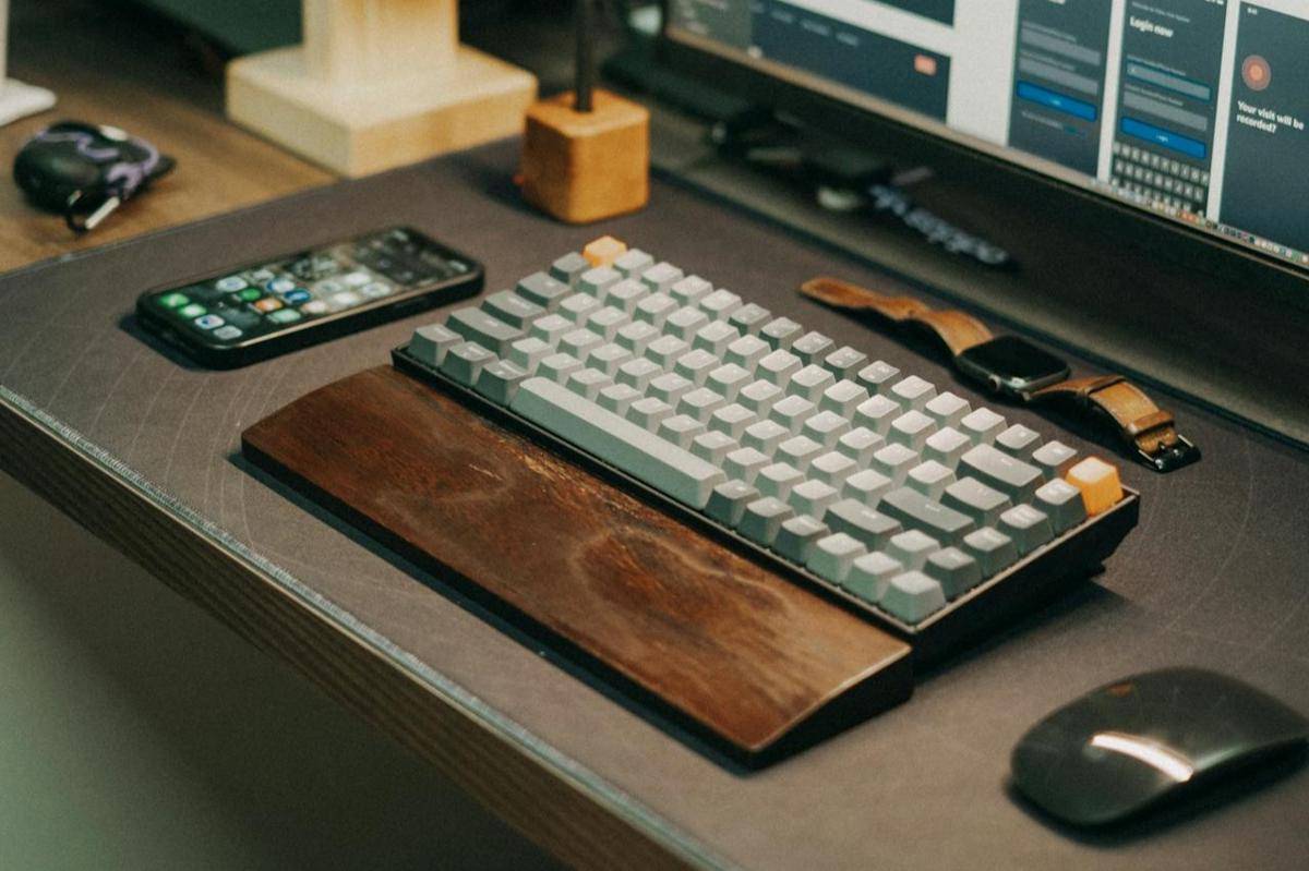 ilustrasi menambahkan pelindung pergelangan tangan pada keyboard (pexels.com/Pew Nguyen)
