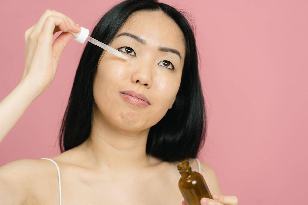ilustrasi kandungan populer dalam skincare anti-aging yang benar-benar efektif (pexels.com/SHVETS production) 