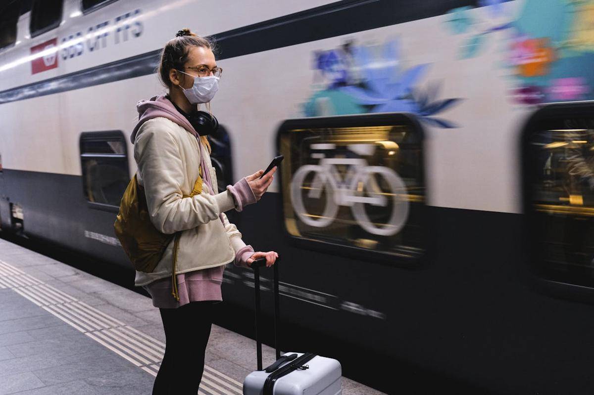 ilustrasi di stasiun (pexels.com/Anna Shvets)