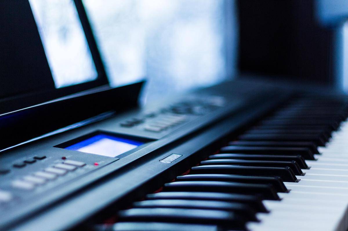 Ilustrasi toko alat musik (Pixabay/Jonathan Peñate)