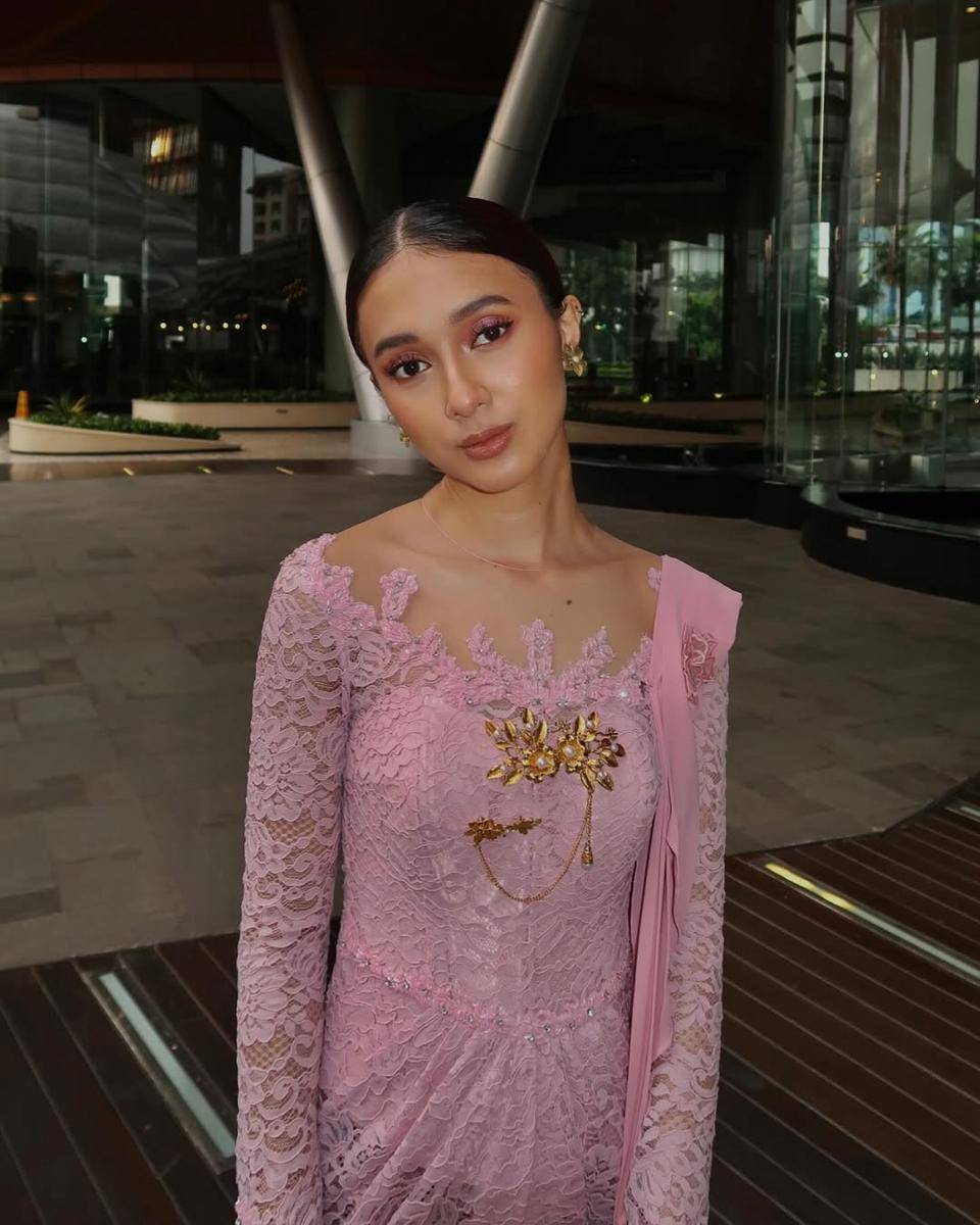 Makeup look ala Rahmania Astrini (instagram.com/rahmaniaastrini)