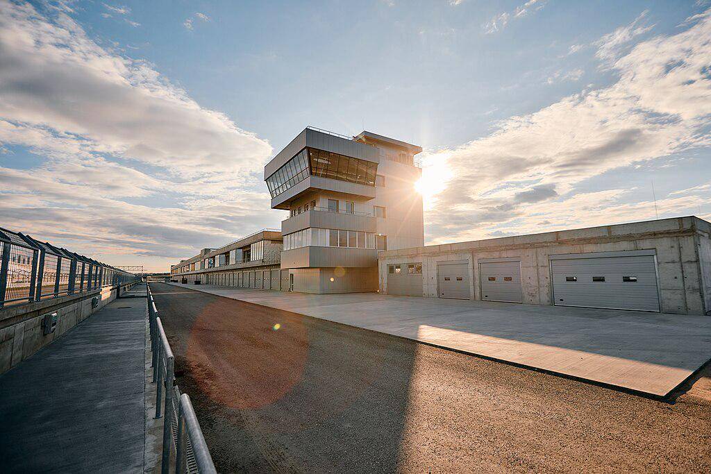 tampilan area pitlane Sirkuit Balaton Park (commons.wikimedia.org/ Laszlo Szilagyi)