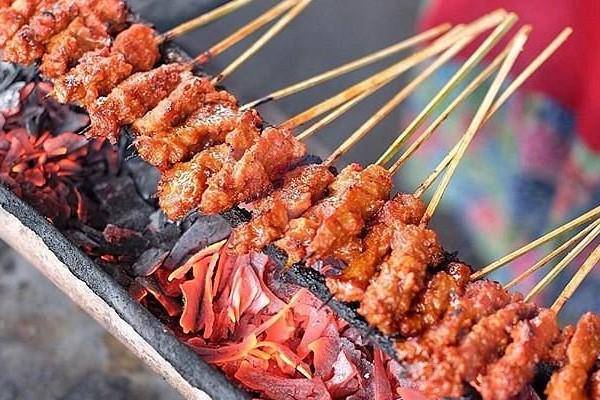 Ilustrasi makanan khas Lombok yang wajib dicoba sekali seumur hidup. (tripadvisor.com)