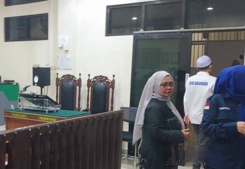 Terpidana pengasuh ponpes Guru Rapi'i langsung keluar persidangan usai pembacaan putusan di PN Martapura, Kamis (24/7/2025). (Hendra Lianor/IDN Times)