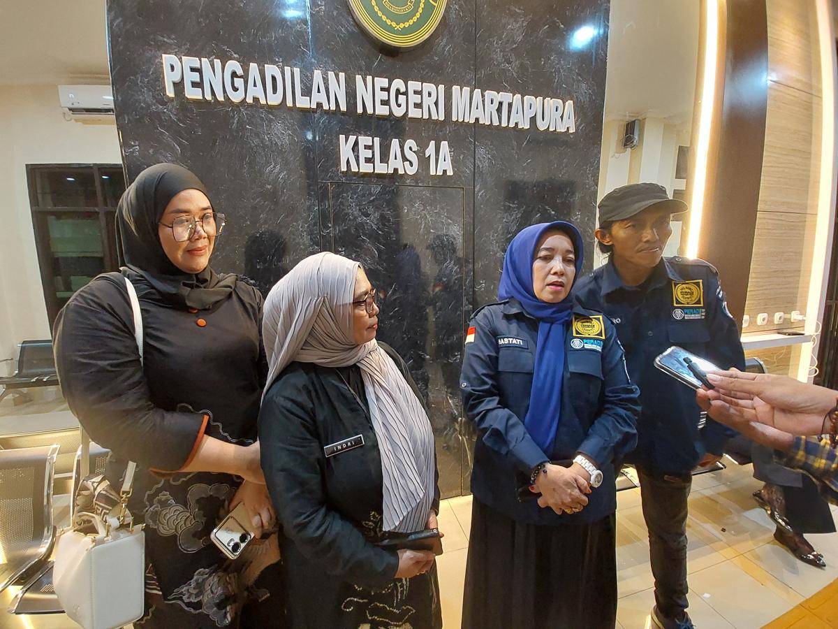 Tim pengacara bersama Kasi Perlindungan Khusus Anak DPPPAKB Provinsi Kalsel, dan Kepala UPTD PPA Kabupaten Banjar saat diwawancarai wartawan usai putusan di PN Martapura, Kamis (24/7/2025). (Hendra Lianor/IDN Times)