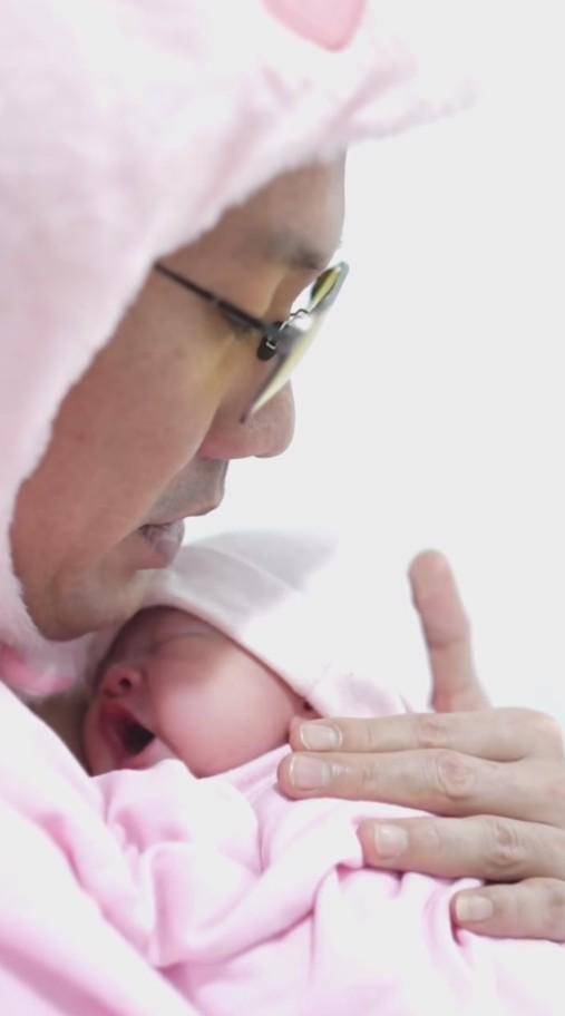 potret penyerahan anak Denny Sumargo (Instagram.com/oliviasumargo)