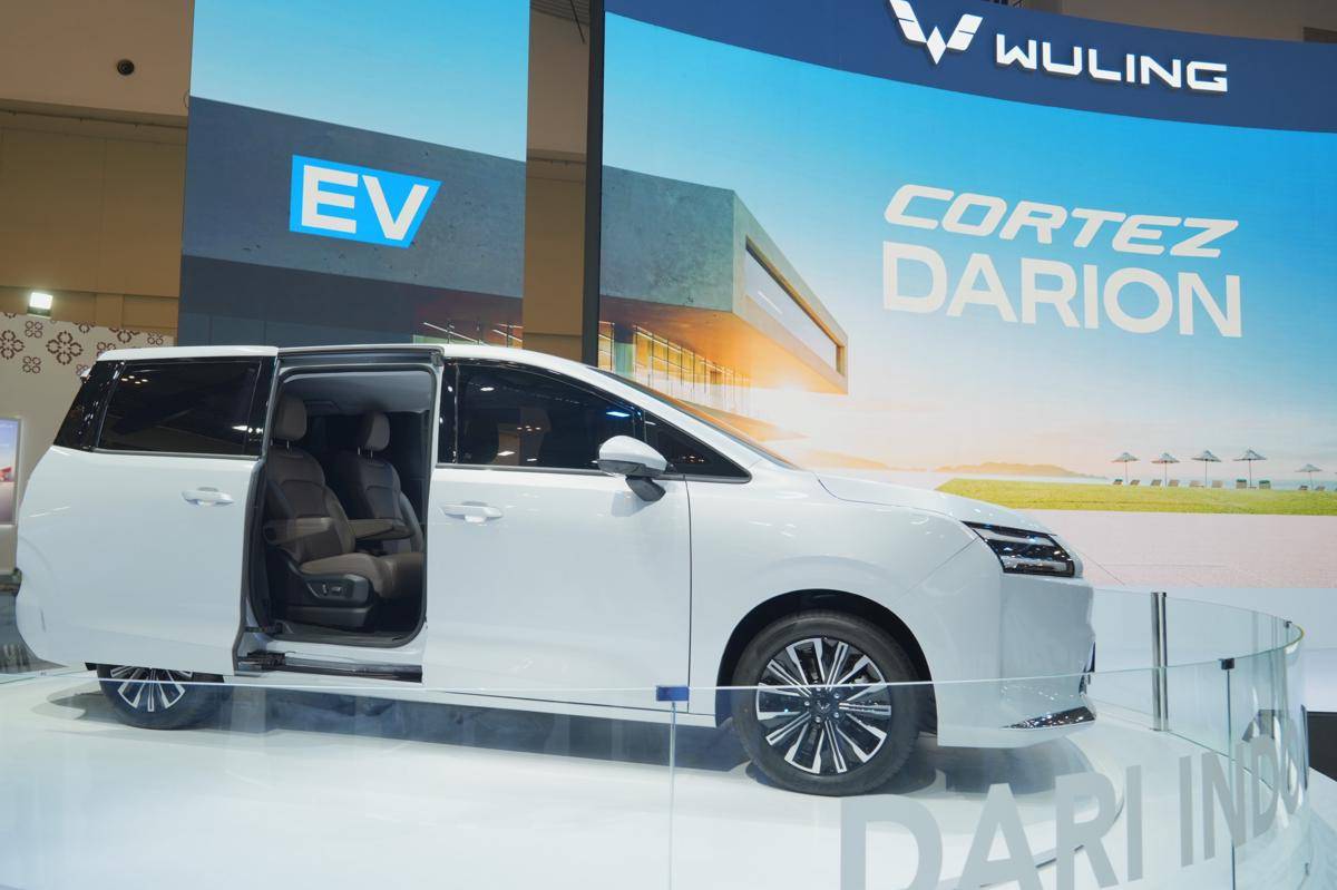 Kenyamanan dalam mengakses kabin pada Wuling Cortez Darion dijawab dengan Autocomfort sliding door.JPG