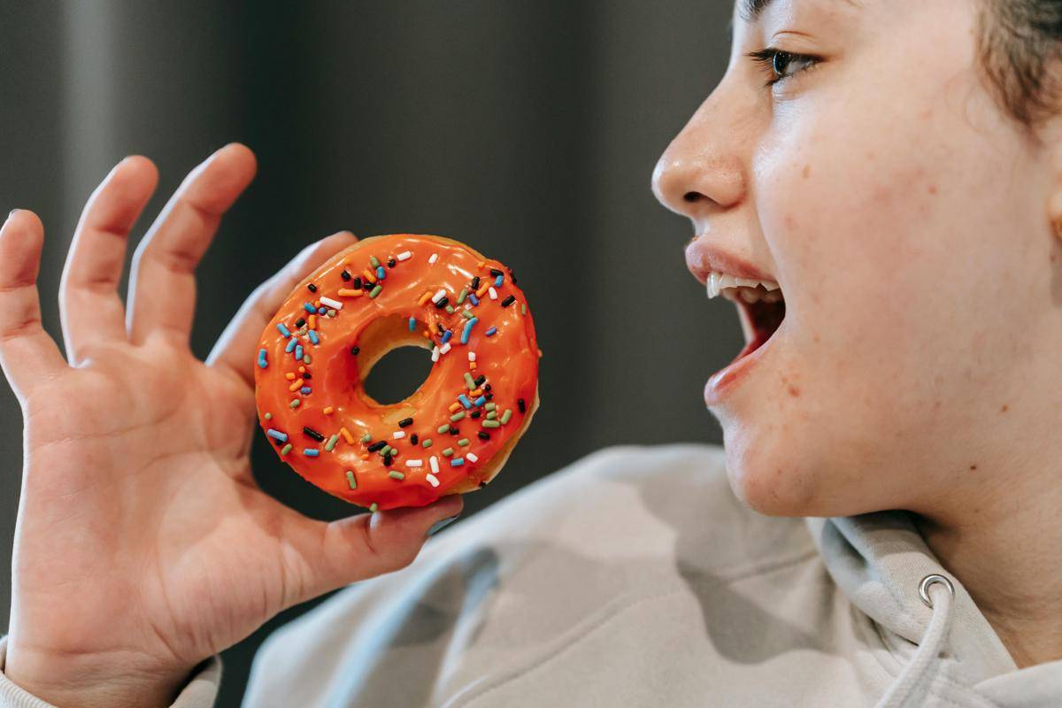 Ilustrasi makan donat (pexels.com/Andres Ayrton)