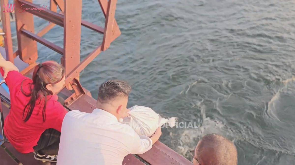 Abu Ayah Sarwendah Dilarung ke Laut (YouTube.com/Sarwendah Official)
