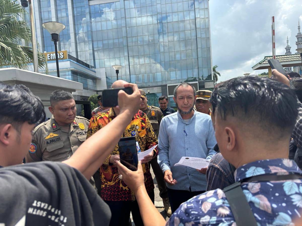Aliansi Mahasiswa Anti Korupsi (AMAK) menggelar aksi di Kantor Kejaksaan Tinggi Kaltim.