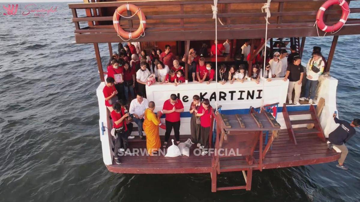Abu Ayah Sarwendah Dilarung ke Laut (YouTube.com/Sarwendah Official)