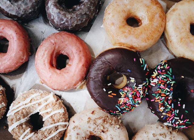 Potret donat dengan berbagai topping (unsplash.com/aesullivan2010)