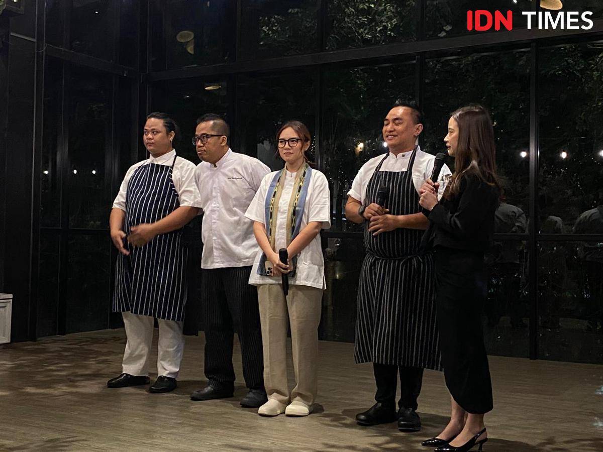 Potret Magdalena dan para chef di Pavilion Restaurant JW Marriott Surabaya (IDN Times/Fina Wahibatun Nisa)