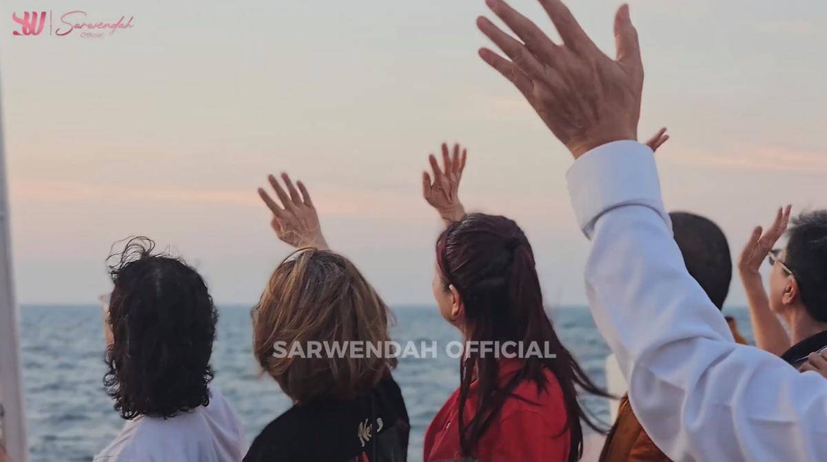 Abu Ayah Sarwendah Dilarung ke Laut (YouTube.com/Sarwendah Official)