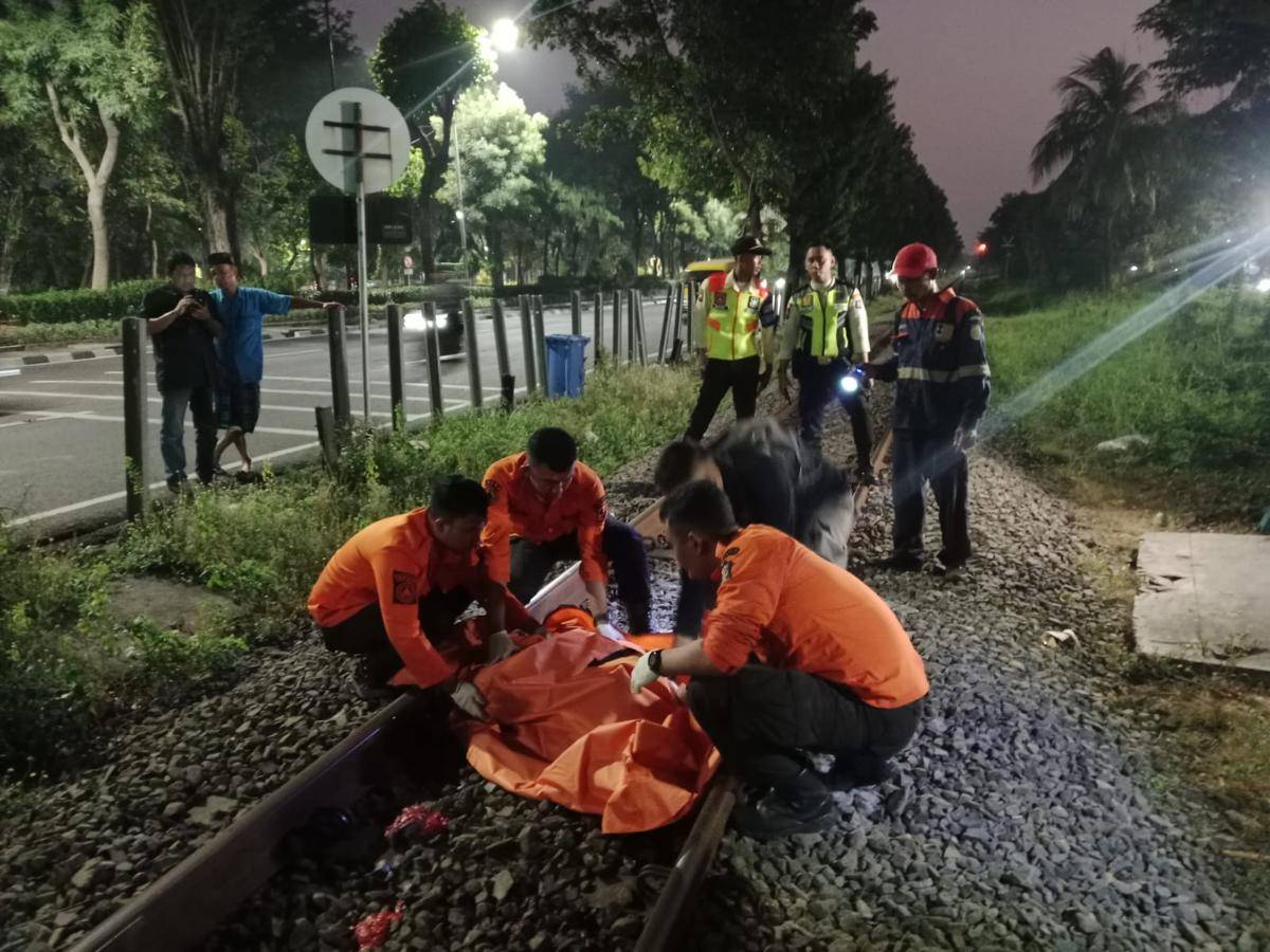 Mr X Tewas Tersambar Kereta Api di Perlintasan Kereta Api