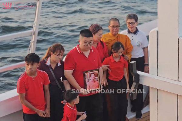 Abu Ayah Sarwendah Dilarung ke Laut (YouTube.com/Sarwendah Official)