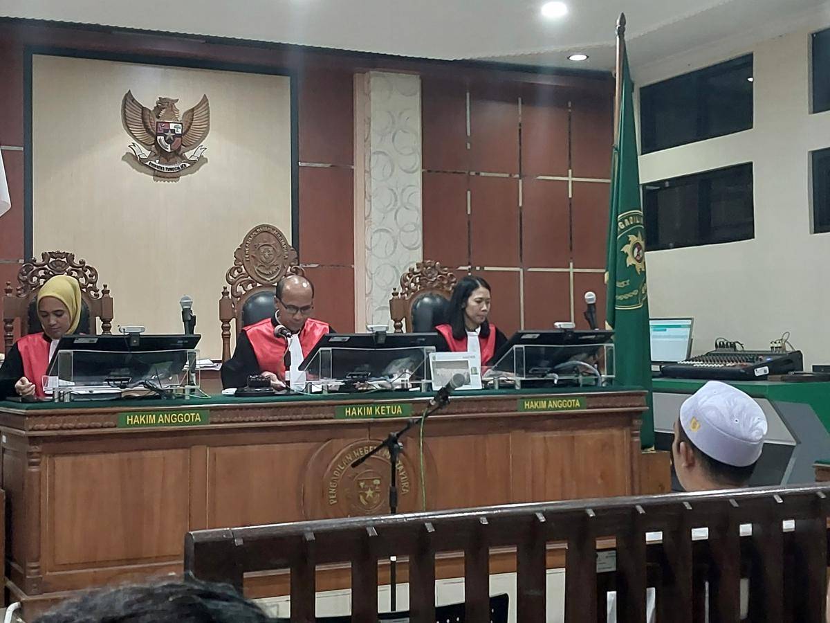 Sidang putusan kasus pengasuh pesantren di Pengadilan Negeri Martapura, Kabupaten Banjar, Kamis (24/7/2025) malam. (Hendra Lianor/IDN Times)