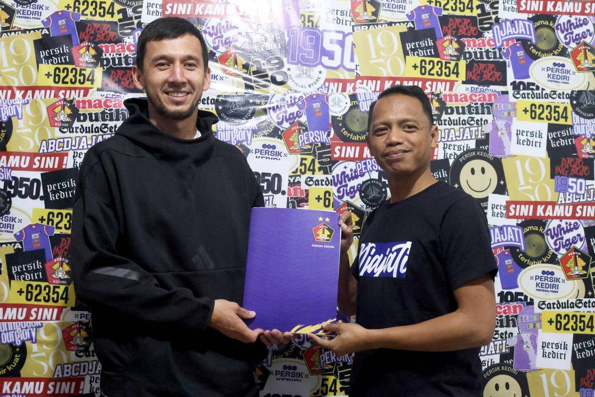 Khurshidbek Mukhtorov usai menandatangani kontrak bersama Persik Kediri. IDN Times/ istimewa