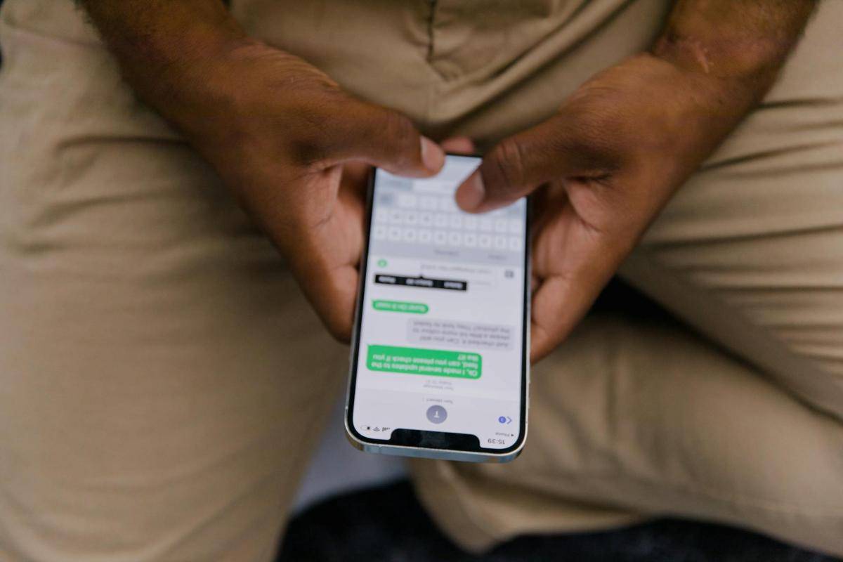ilustrasi seseorang membalas chat (pexels.com/RDNE Stock project)
