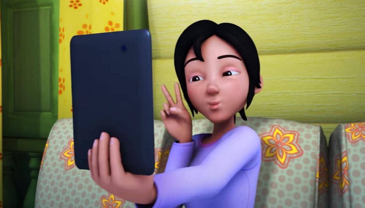 Kak Ros selfie di tablet miliknya (dok. Les' Copaque Production/Upin & Ipin)