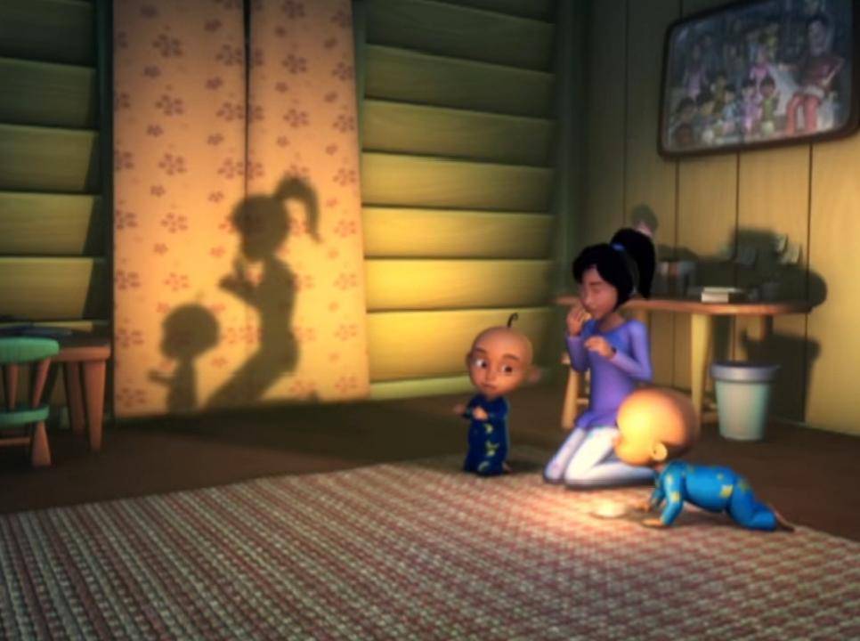 Kak Ros bermain bersama adiknya (dok. Les' Copaque Production/Upin & Ipin)