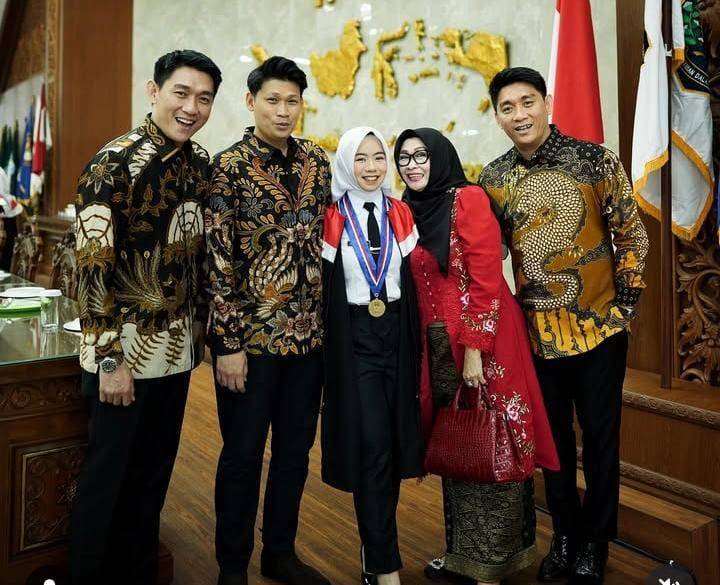 potret Ifan Seveteen di wisuda adik bungsu (instagram.com/ifanseventeen)