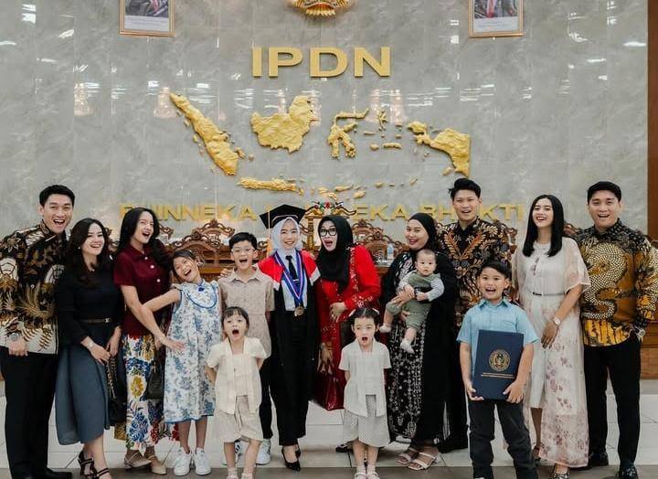 potret Ifan Seveteen di wisuda adik bungsu (instagram.com/ifanseventeen)
