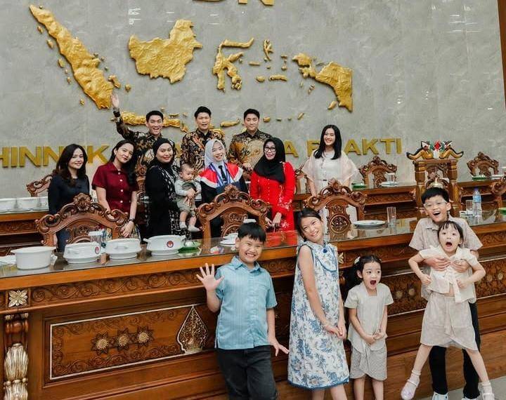 potret Ifan Seveteen di wisuda adik bungsu (instagram.com/ifanseventeen)