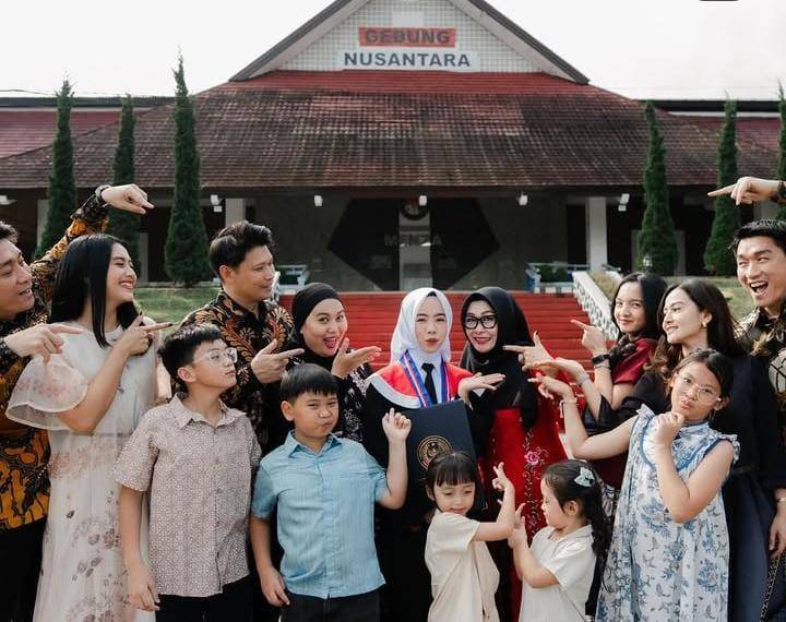potret Ifan Seveteen di wisuda adik bungsu (instagram.com/ifanseventeen)