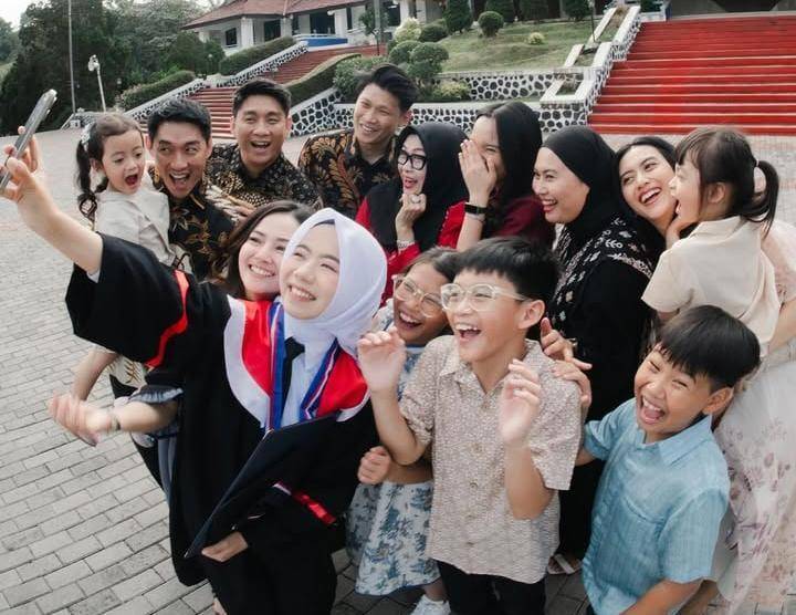 potret Ifan Seveteen di wisuda adik bungsu (instagram.com/ifanseventeen)