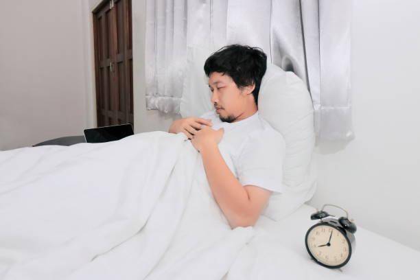 Ilustrasi Pria muda tidur di tempat tidur (istockphoto.com/tuaindeed)