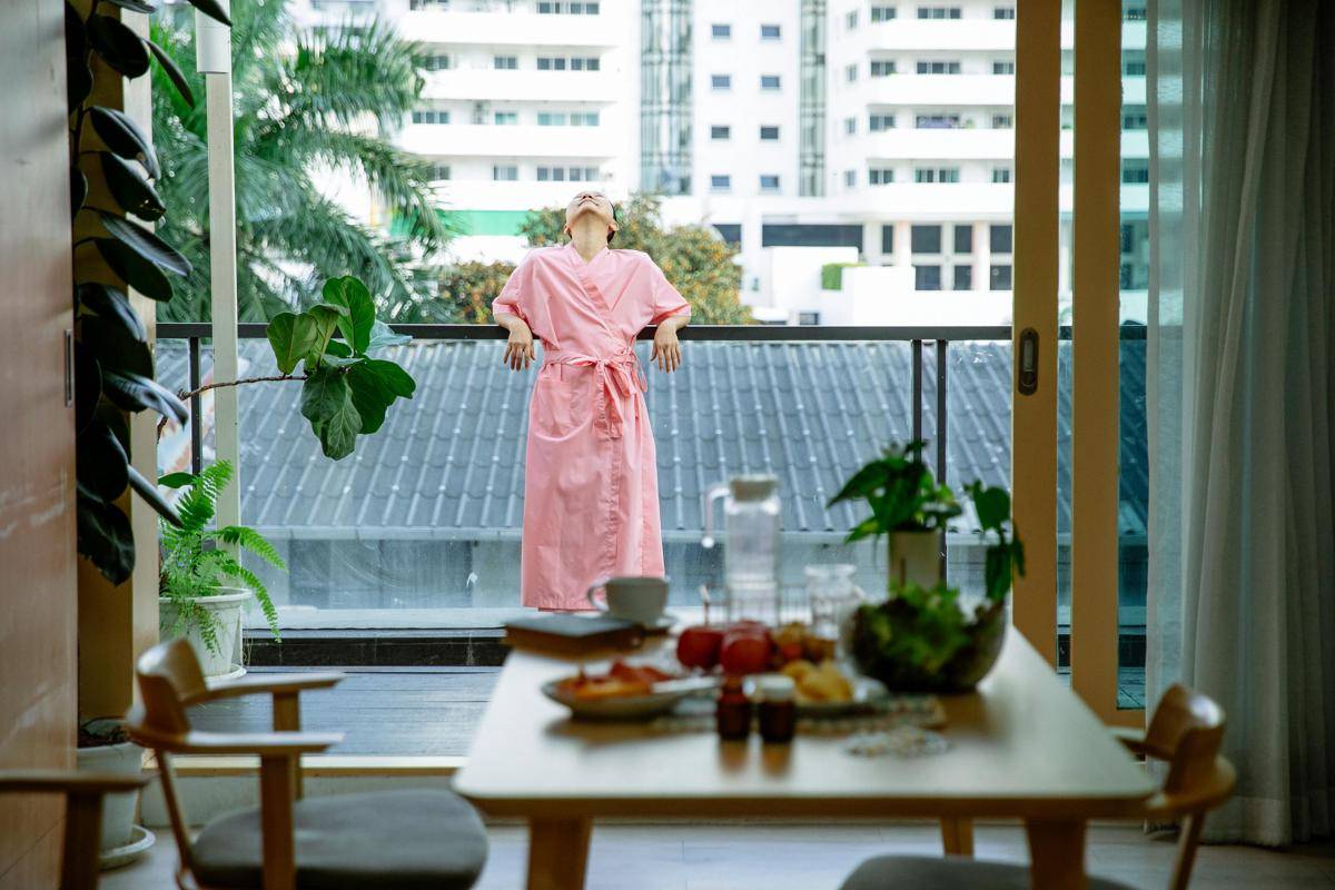 ilustrasi bersantai di balkon (pexels.com/Michelle Leman)