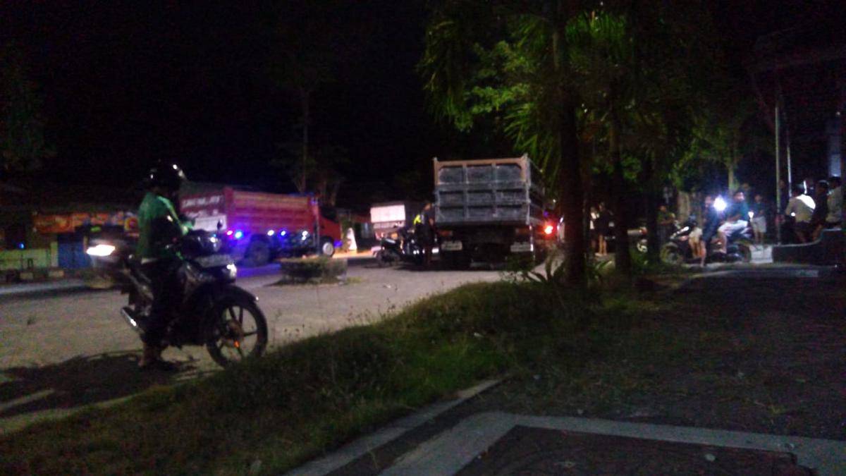 Dump truck tabrak tiga kendaraan yang tengah berhenti di traffic light Karangrejo Magetan. IDN Times/Istimewa.