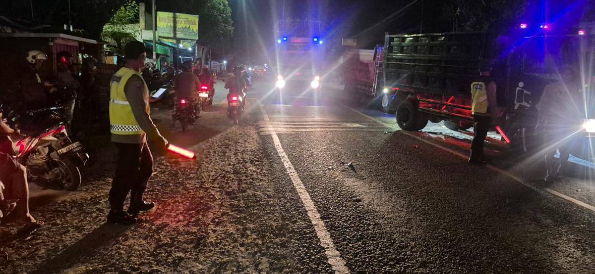 Dump truck tabrak tiga kendaraan yang tengah berhenti di traffic light Karangrejo Magetan. IDN Times/Istimewa.