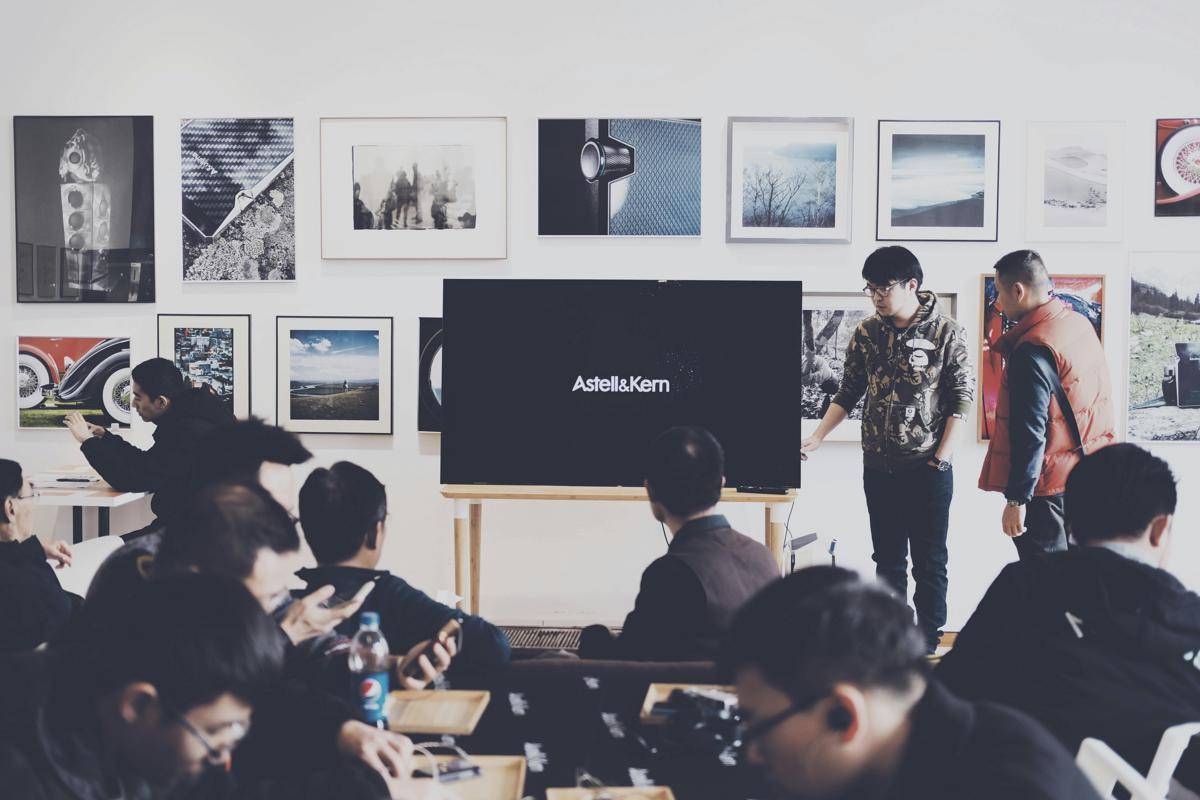 ilustrasi anak muda sedang presentasi (pexels.com/祝 鹤槐)