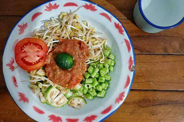 Ilustrasi rahasia pedas sambal beberuk Lombok, bikin orang rela antri. (Pinterest/tempo.co)