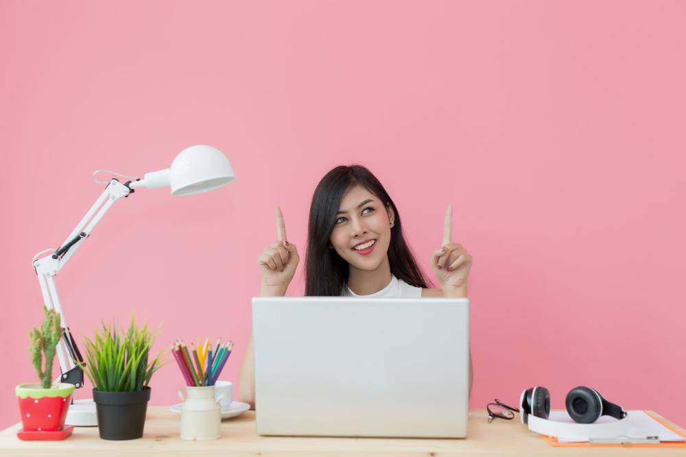 ilustrasi bekerja di depan laptop (freepik.com/jcomp)