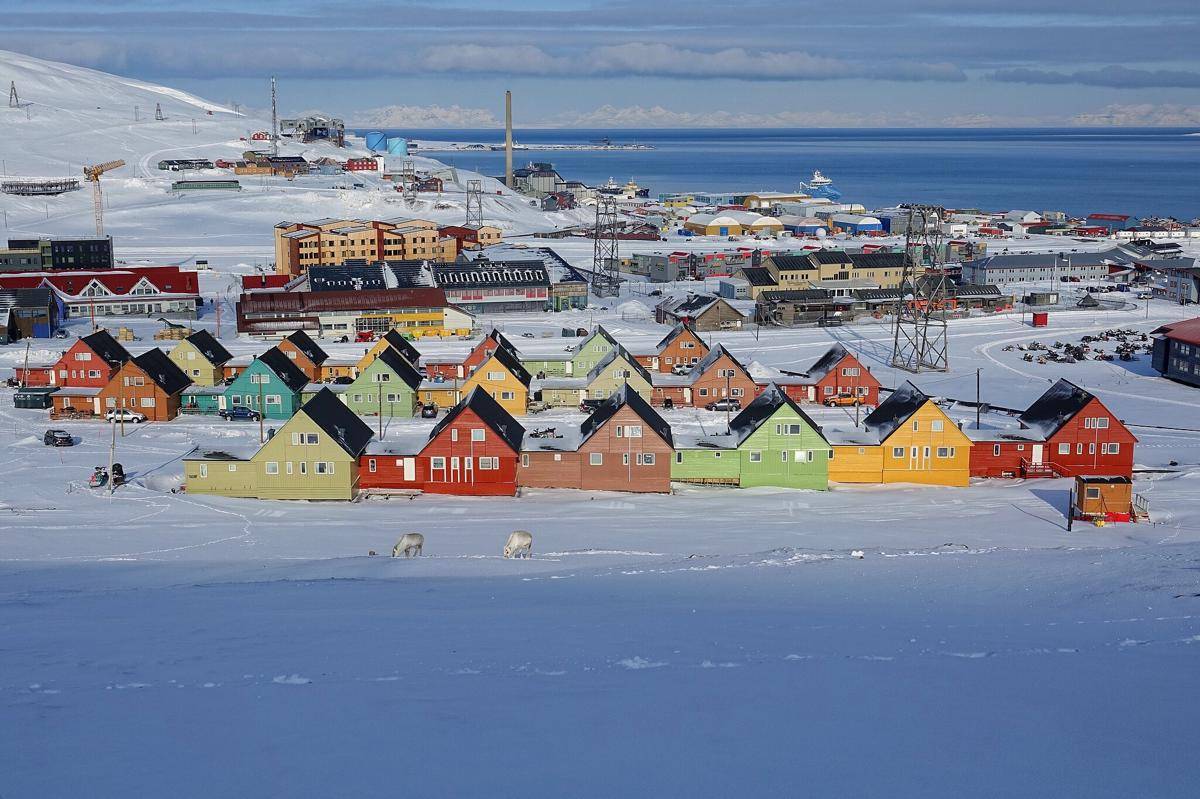 Ilustrasi permukiman permanen di Longyearbyen, Svalbard, Norwegia, salah satu wilayah berpenghuni di Kutub Utara (commons.wikimedia.org/Bjoertvedt)