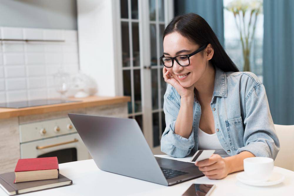 ilustrasi perempuan menggunakan laptop (freepik.com/freepik)