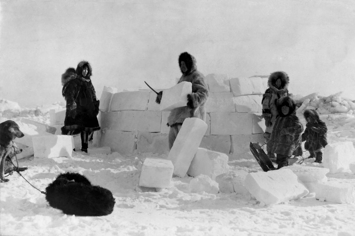 Ilustrasi masyarakat Inuit di Kanada yang tinggal di wilayah Kutub Utara dan membangun igloo sebagai tempat berlindung dari suhu ekstrem (commons.wikimedia.org)