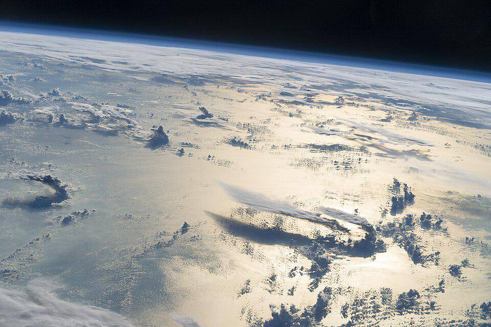 awan yang ada di Bumi (commons.wikimedia.org/NASA)