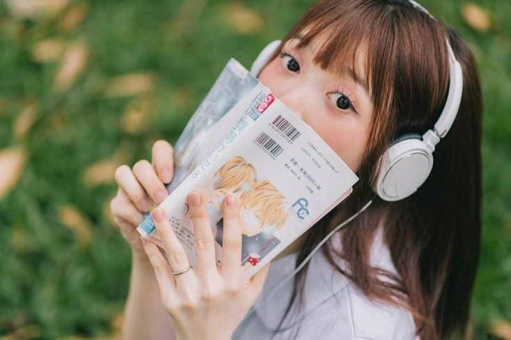 Ilustrasi buku yang harus kamu baca sebelum usia 30 tahun. (Pinterest/Hoang Anh Day Ne)