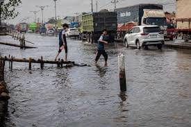 Banjir rob di Pantura Jawa (ANTARA FOTO/Aji Styawan)