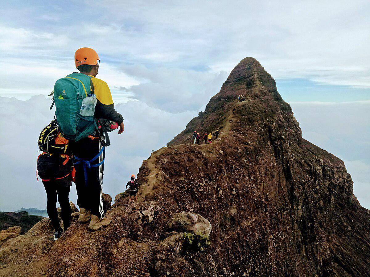 potret jalur gunung Raung (commons.wikimedia.org/Fajar.andunisy)