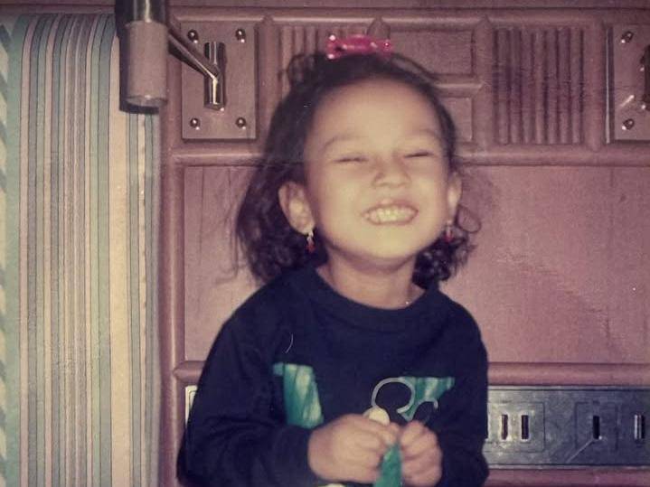 10 Potret Masa Kecil Erika Carlina yang Gemesin, Punya Senyum Manis!